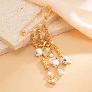 Encantos Bowknot Cerâmica Peach Heart Pendant Broche Pin para Mulheres Trendy Lady Vestuário Decoração Moda Jóias Acessórios - Product Image 6