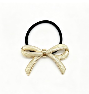 Barrette élégante en émail blanc avec nœud et bordure dorée, accessoire minimaliste pour cheveux mi-liaqués pour femme au quotidien - Product Image 4