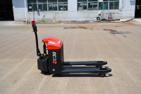 Chariot élévateur électrique 2 tonnes, batterie lithium-fer-phosphate 24V, certifié CE, usage entrepôt, pneus pleins, garantie 1 an