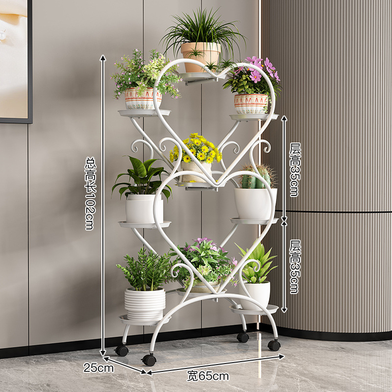 Nove piatti bianchi a forma di cuore