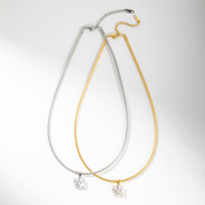 YF8439 [Video Dimostrativo del Prodotto] Collana da Donna Impermeabile con Ciondolo Grande in Zirconia Cubica, Catena a Serpente in Acciaio Inossidabile Placcato <span class=keywords><strong>Oro</strong></span> 18K - Product Image 5