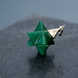Pendentif de radiesthésie artisanal en argent, style Feng Shui, en agate verte foncée, pierre semi-précieuse, faite à la main, portable et à facettes - Product Image 1