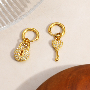 Pendientes de Diamantes con Corte Corazón, Chapados en Oro de 18K, Acero Inoxidable, para Uso Diario - Product Image 3