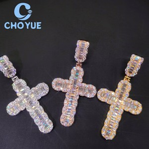 Colgante de Plata de Ley 925 Personalizado de Fábrica con Cruz de Moissanita y Corte Baguette para Hombre, Amuleto Hip Hop de Corte Redondo para Hombre, Pasa el Test de Diamantes GRA - Product Image 4