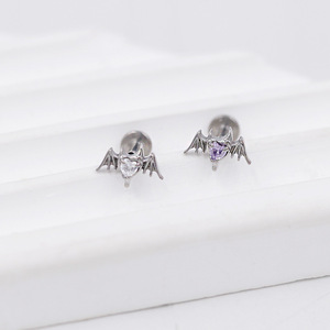 Clous d'oreille en alliage de titane, design épée, cœur, aile, certifiés ASTM F136, bijoux de piercing pour cartilage, boucles d'oreilles unisexes - Product Image 3
