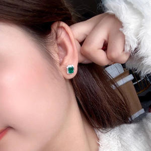 Orecchini a lobo Victoria con smeraldo taglio a spada in argento 925 placcato oro bianco, montatura a griffe, certificati GIA, design geometrico di lusso per matrimonio - Product Image 5