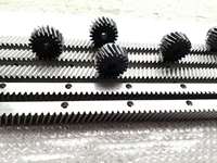 Rak dan Pinion Gigi Helikal Presisi Tinggi DIN7 M1.5 17*17*1000mm dari Skylon Wholesale untuk Router CNC