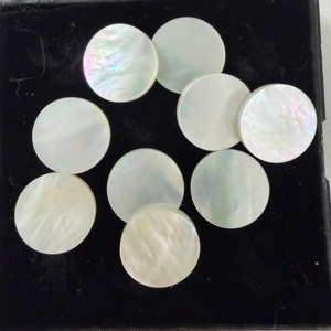 ราคาขายส่ง หินเปลือกหอยมุกธรรมชาติทรงกลม ขนาด 6 มม. 7 มม. 12 มม. แบบแบนสองด้าน สีขาว - Product Image 1