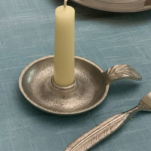 Chandelier vintage en aluminium moulé argenté avec poignée en forme de feuille, support de bougie conique, centre de table - Product Image 1