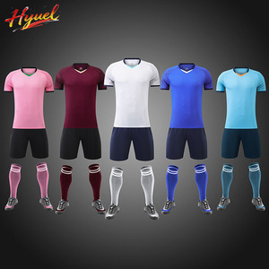 Zweetabsorberend en sneldrogend voetbalset van 100% polyestervezel, op maat gemaakt met teamnaam, geschikt voor zomer/herfst teambestellingen - Product Image 1