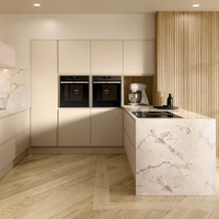 Ensemble d'îlots de cuisine modernes de luxe préfabriqués Lesso Home, avec panneaux en bois sans poignées, évier en verre et marbre, pour projets