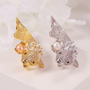 เข็มกลัดปลาคาร์ฟนำโชคประดับมุกน้ำจืด ดีไซน์หลากหลาย โดดเด่นไม่ซ้ำใคร ประดับเพชรทองคำ จี้เข็มกลัดเข้าชุด เครื่องประดับชุบทองแดง รูปดอกไม้ติดหน้าอก - Product Image 2