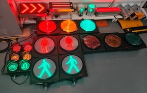 Feu de signalisation routière à LED 3 sections (rouge, vert, jaune) de 200 mm x 300 mm pour passage piétonnier - Ensemble complet pour véhicules - Fabricant - Product Image 5