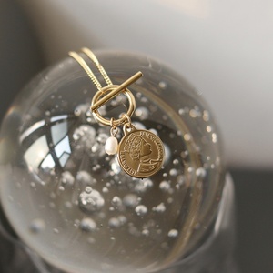 Collier de haute qualité en acier inoxydable avec fermoir OT, chaîne gourmette, perles et pendentif pièce d'or - Product Image 4