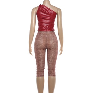 Nuovo Completo Estivo Primaverile Elasticizzato Due Pezzi con Top in Pelle Monospalla e Pantaloni Capri Aderenti - Product Image 6