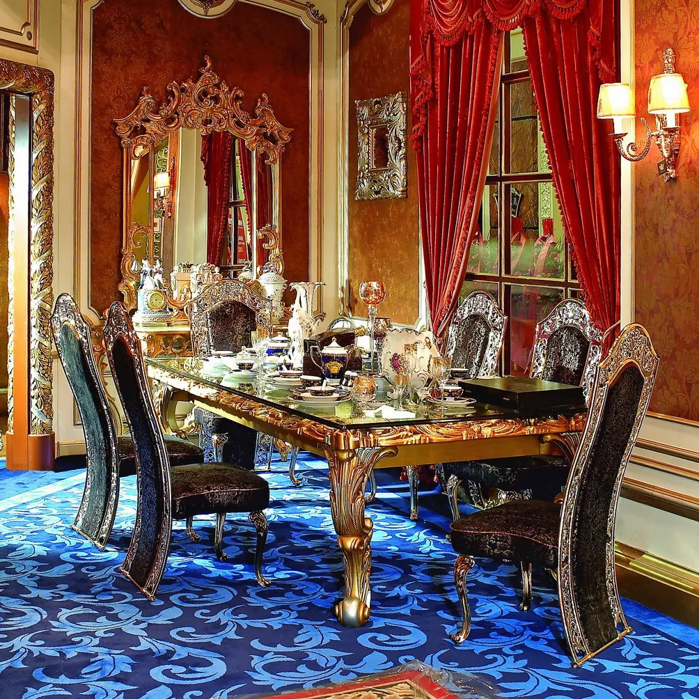 Muebles de palacio tallados de madera antigua de lujo, comedor barroco de color blanco con silla de respaldo alto