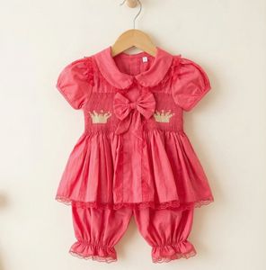 Pyjama de luxe pour bébé fille, style princesse rose, brodé main, avec haut à manches bouffantes et broderie couronne dorée, et ensemble culotte bouffante - Product Image 5