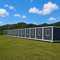 Maison conteneur 20 pieds modulaire préfabriquée à assemblage rapide, type rangée, avec structure en acier et panneaux sandwich, pour logement de dortoirs de travailleurs et camps.