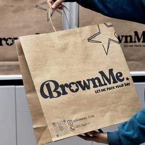 ถุงกระดาษคราฟท์สีน้ำตาลคลาสสิกพิมพ์ลายตามสั่ง พร้อมหูหิ้วแบบเกลียว สำหรับใส่เสื้อผ้าและรองเท้า เป็นมิตรกับสิ่งแวดล้อม เหมาะสำหรับใช้เป็นถุงของขวัญหรือถุงช้อปปิ้ง - Product Image 6