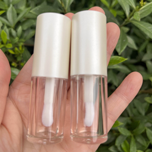 Tubo di lucidalabbra rotondo all'ingrosso su misura di colore 4.5ML con confezione cosmetica a bacchetta grande - Product Image 1
