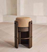 Maßgefertigter Vintage-Barhocker aus dunkel gebeiztem Holz mit Leinensitz und antikem Messingfuß für Kücheninsel.