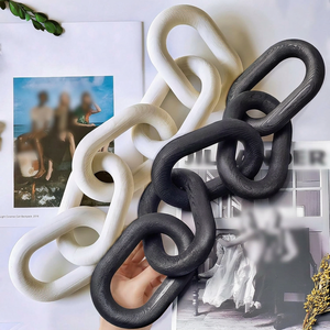 Décoration murale en chaîne à maillons personnalisée en résine faite à la main, dégradé noir et blanc, ornement suspendu pour salon, maison, par Artizon Studio - Product Image 1