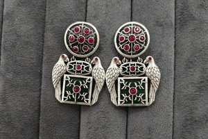 Pendientes y tachuelas modernos oxidados Monalisa Stone Jhumka Pendientes Oro verde para mujeres y niñas Pendientes de Bali para mujeres - Product Image 4