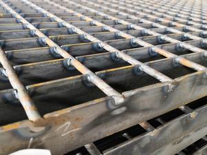 ตะแกรงเหล็กคาร์บอนชุบสังกะสีแบบมีฟันเลื่อย รูปตัวไอ ได้รับการรับรองมาตรฐาน <span class=keywords><strong>ISO</strong></span> ป้องกันการกัดกร่อน สำหรับทางเดิน แท่นทำงาน โรงงาน ราคาโรงงาน - Product Image 5