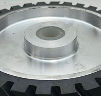 Roue de contact en caoutchouc solide de taille moyenne Roue de polissage rainurée en métal personnalisable pour meuleuse à bande de ponçage Pièces de rechange OEM