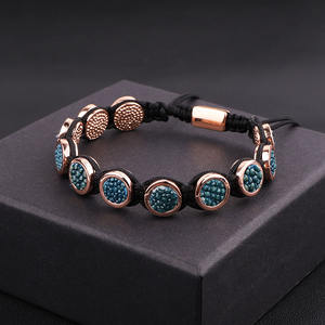 Pulsera de Macramé Trenzada con Cuentas Redondas de Latón y Cuero de Piel de Pescado Azul Personalizada de Alta Calidad para Hombre - Product Image 4