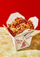 Logo cetak kustom cina putih mengambil kotak kertas mie instan Ramen tahan minyak wadah makanan untuk bulu mata Mie mengambil