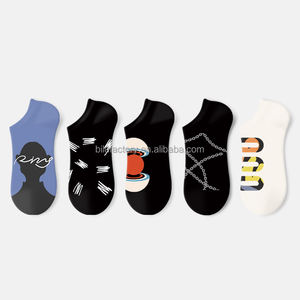 Chaussettes de dessin animé pour adultes, style décontracté d'été, chaussettes d'été pour femmes avec détails brodés - Product Image 1