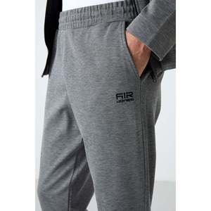 Conjunto Deportivo Air Jones para Hombre, Corte Estándar, Gris Melange - Conjunto Deportivo Cómodo de Poliéster, Viscosa y Elastano para Uso Casual - Product Image 6