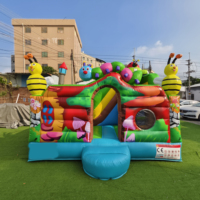 Parc de jeux gonflables commercial à thème Yuedong, avec château gonflable et parcours d'obstacles