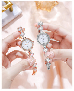 Montre-bracelet de luxe pour femme, élégante et sophistiquée, à motif trèfle - Product Image 1