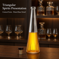 Bouteille de liqueur en verre conique triangulaire Solent avec base cannelée et bouchon en liège, emballage personnalisé, fournisseur OEM en gros