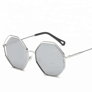 Lunettes de soleil à verres clairs de haute qualité, vente en gros, logo personnalisé, lunettes de soleil polarisées de luxe à la mode pour femmes - Product Image 2