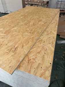 Tablero <span class=keywords><strong>OSB</strong></span> Tratado <span class=keywords><strong>de</strong></span> 18 mm, Venta al por Mayor <span class=keywords><strong>de</strong></span> Fábrica, Láminas OSB2, OSB3, OSB4 en Múltiples Longitudes para Pisos y Techos Básicos y Extendidos - Product Image 3