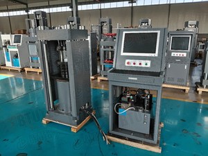 Machine d'essai de compression automatique ASTM EN 2000-4000 kN pour cubes de béton, à quatre colonnes, avec piston à simple action - Product Image 5