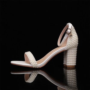 Sandales à talon carré ouvertes pour femmes, décorées de perles de qualité, avec bride de cheville et boucle en strass, idéales pour les mariages et événements. - Product Image 3