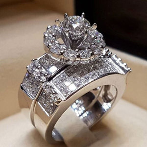 Anello con Cristalli Pavé per Donne, Tono Argento, Elegante Accessorio Moda per Uso Quotidiano e Feste - Product Image 1