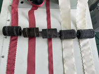 Machine à embosser et à sceller par ultrasons avec rouleau à fleurs pour la fabrication de sacs en tissu non tissé