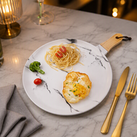 Assiette à dîner en céramique marbrée sur mesure avec poignée en bois, finition mate, motif personnalisé, pour steak et pâtes, idéale pour hôtels et restaurants
