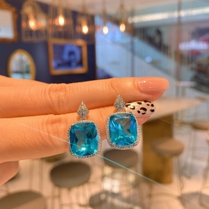 Bijoux minimalistes écologiques en cuivre plaqué argent, boucles d'oreilles géométriques en zircone cubique bleue de 12*14 mm pour femmes - Product Image 3