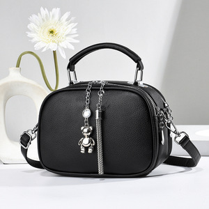 Petit sac carré simple avec breloque ours, sac à bandoulière léger pour un usage quotidien, blanc cassé, printemps 2024 - Product Image 2