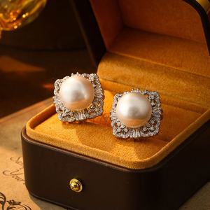 Boucles d'oreilles à clous de style rétro européen américain pour femmes, zircon, imitation perle, argent plaqué or, géométrique, haut de gamme, luxe, polyvalent - Product Image 6