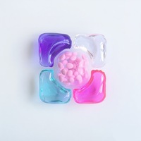 Capsules de lessive multi-chambres en forme de pétale, spéciales pour le lavage en machine, pour un nettoyage en profondeur et un lavage parfumé.