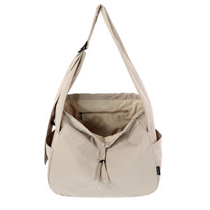 Sac à bandoulière léger et imperméable en polyester recyclé pour femme, avec fermeture éclair et motif lettre, idéal pour toutes les saisons - Product Image 4