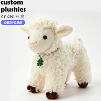 Peluche d'agneau sur pied personnalisée OEM avec pendentif trèfle à quatre feuilles, poupée en peluche d'agneau blanc bouclé pour cadeau d'enfant