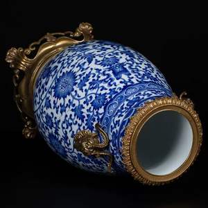 Vaso antico in porcellana blu e bianca di alto valore, di forma ovale, <span class=keywords><strong>con</strong></span> manico e base a testa di capra in ottone. - Product Image 3